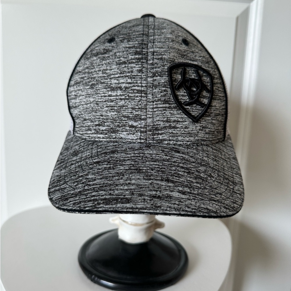 Ariat Men‘s trucker hat with snap closure. Grey with white mesh back.